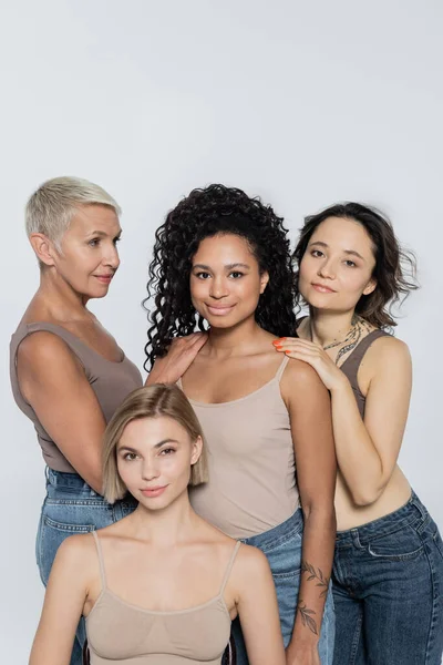 Frauen Berühren Lächelnden Afrikanisch Amerikanischen Freund Isoliert Auf Grau Feminismus — Stockfoto