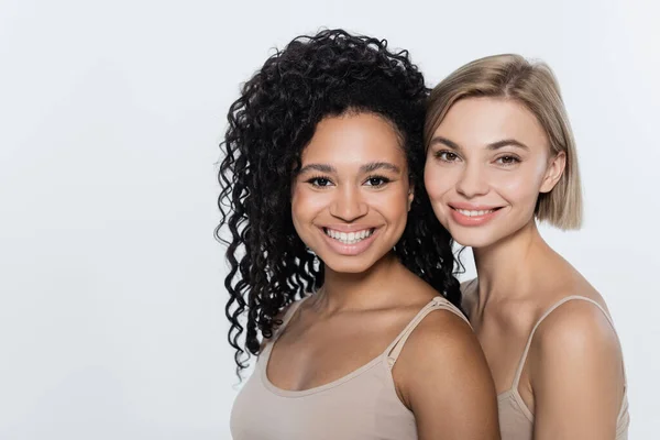 Glada Afrikanska Amerikanska Och Blonda Kvinnor Tittar Kameran Isolerad Grå — Stockfoto