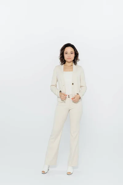 Full Length Businesswoman Looking Camera Grey Background — Stock Photo, Image