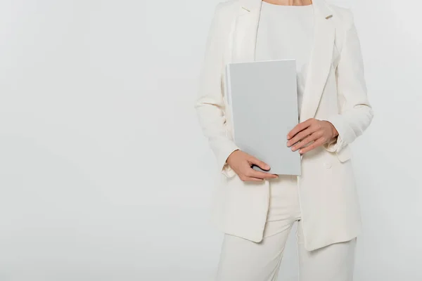 Ausgeschnittene Ansicht Einer Geschäftsfrau Formeller Kleidung Die Papiermappe Isoliert Auf — Stockfoto