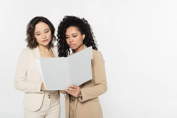 Multiethnic Businesswomen Looking Paper Folder Isolated Grey Feminism Concept — Stock Photo, Image