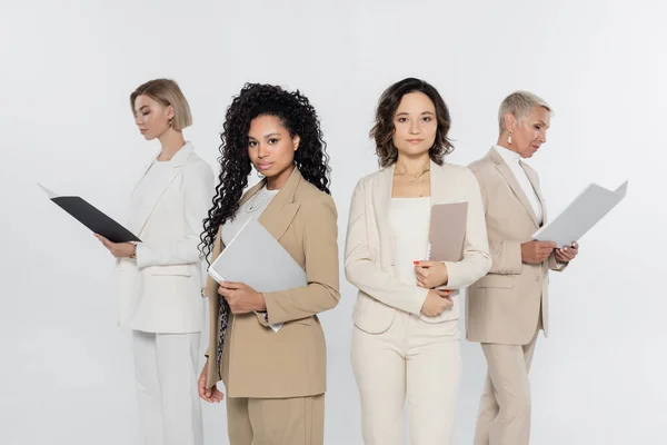 Interracial Businesswomen Paper Folders Looking Camera Colleagues Isolated Grey — Stock Photo, Image