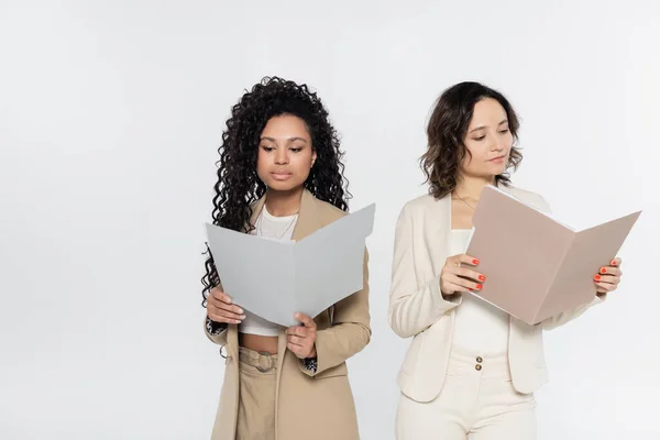 Multiethnic Businesswomen Formal Wear Holding Paper Folders Isolated Grey — Stock Photo, Image