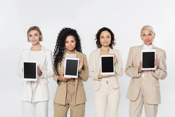 Multi Etnische Zakenvrouwen Met Digitale Tablets Met Blanco Scherm Geïsoleerd — Stockfoto