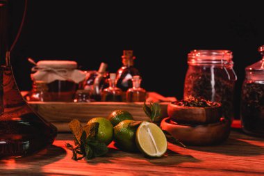 Nargile yakınında limonlar ve siyah üzerine izole edilmiş ahşap yüzey üzerinde kuru çay. 