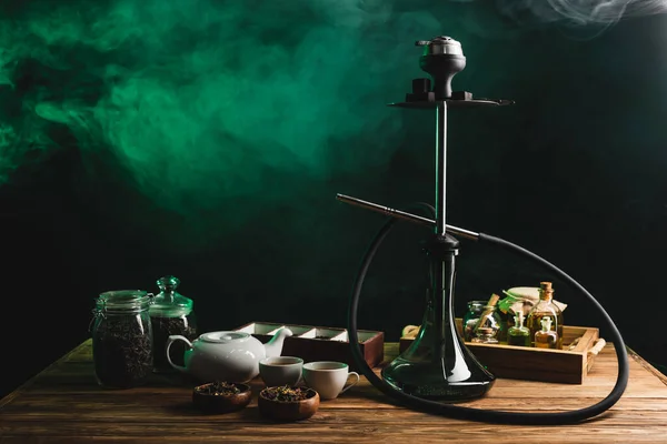 Thee Hookah Houten Tafel Zwarte Achtergrond Met Rook — Stockfoto