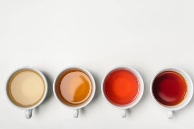 Fotokopi alanı olan beyaz arkaplanda çay fincanlarının üst görünümü 