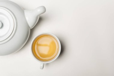 Beyaz arkaplanda çay ve çaydanlık manzarası
