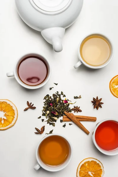 Top Kilátás Száraz Fűszerek Közelében Csésze Tea Teáskanna Fehér Háttér — Stock Fotó