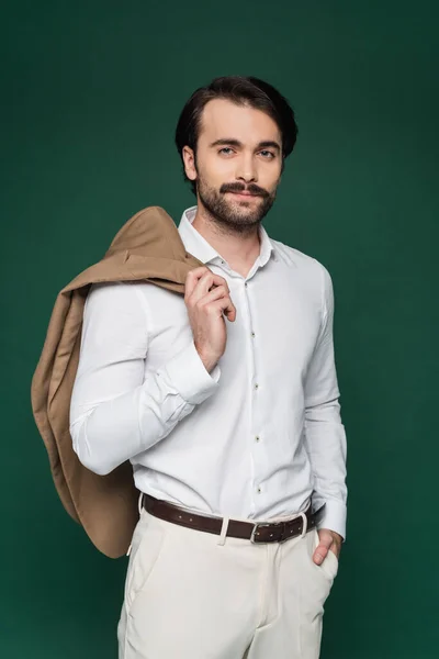 Hombre Con Bigote Sosteniendo Chaqueta Beige Pie Con Mano Bolsillo —  Fotos de Stock