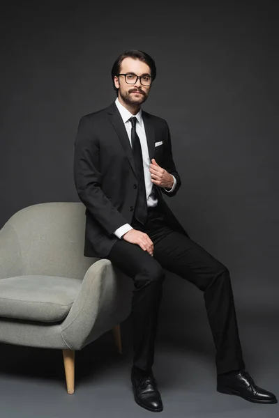Homem Negócios Terno Óculos Encostados Poltrona Cinza Escuro — Fotografia de Stock