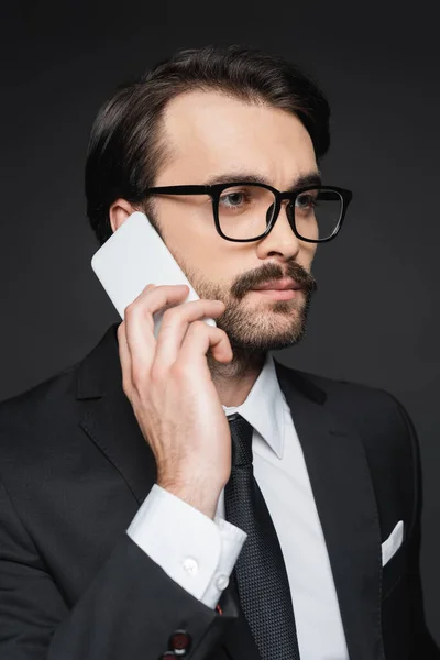 Joven Hombre Negocios Con Bigote Hablando Teléfono Inteligente Gris Oscuro — Foto de Stock