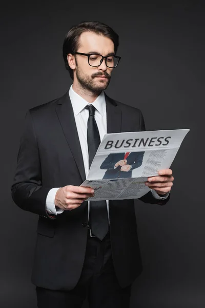 Man Suit Glasses Reading Business Newspaper Dark Grey — Stock Photo, Image