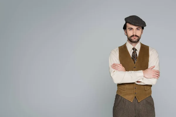 Man Met Snor Retro Kleding Staand Met Gekruiste Armen Geïsoleerd — Stockfoto