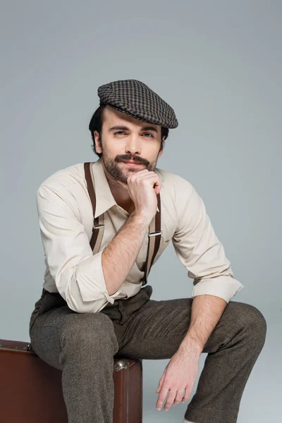 Pria Dengan Kumis Dalam Gaya Pakaian Retro Dan Topi Duduk — Stok Foto