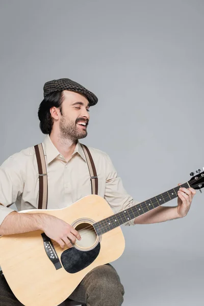 Щасливий Чоловік Вусами Ретро Стилі Одяг Капелюх Грає Акустичній Гітарі — стокове фото
