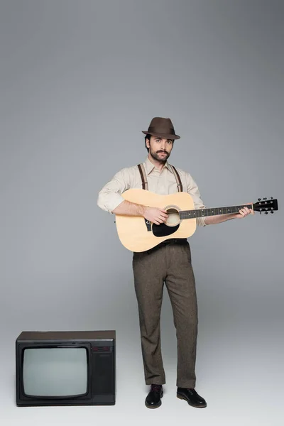 Повна Довжина Чоловіка Ретро Стиль Одягу Грає Акустичній Гітарі Стоїть — стокове фото