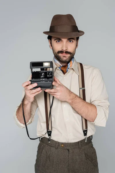 Man Retro Stil Kläder Och Hatt Hålla Vintage Kamera Isolerad — Stockfoto