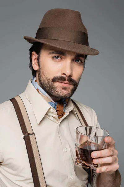 Man Retro Stil Kläder Och Hatt Innehav Glas Whisky Isolerad — Stockfoto