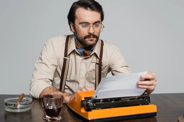 Journalist Eyeglasses Looking Paper Typewriter Glass Whiskey Cigar Isolated Grey — Stock Photo, Image