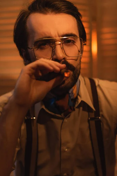 Hombre Gafas Fumando Cigarro Mirando Cámara Cerca Pantalla Plegable Borrosa — Foto de Stock