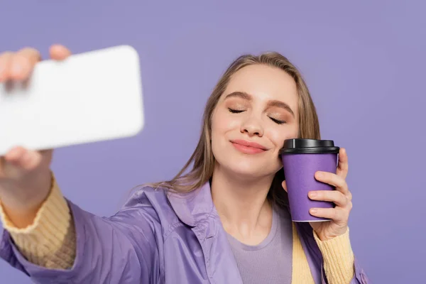 Gelukkig Jonge Vrouw Trench Jas Het Nemen Van Selfie Smartphone — Stockfoto