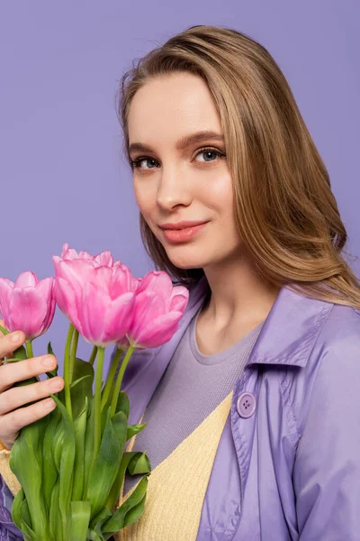 Gelukkig Jong Vrouw Houden Roze Tulpen Geïsoleerd Paars — Stockfoto