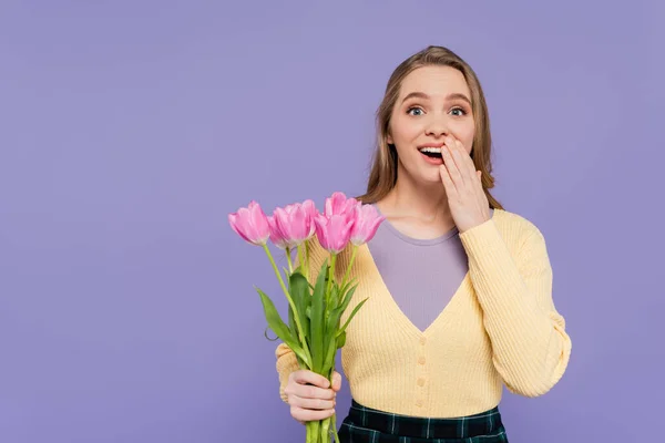 Izgatott Fiatal Gazdaság Rózsaszín Tulipán Elszigetelt Lila — Stock Fotó