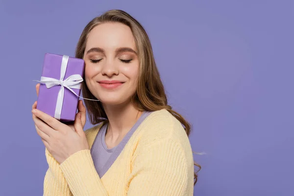 Jovem Mulher Feliz Segurando Embrulhado Caixa Presente Isolado Roxo — Fotografia de Stock