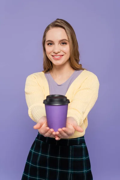 Feliz Joven Sosteniendo Café Para Taza Papel Aislado Púrpura —  Fotos de Stock