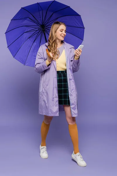 Full Length Happy Woman Walking Smartphone Umbrella Purple — Stock Photo, Image