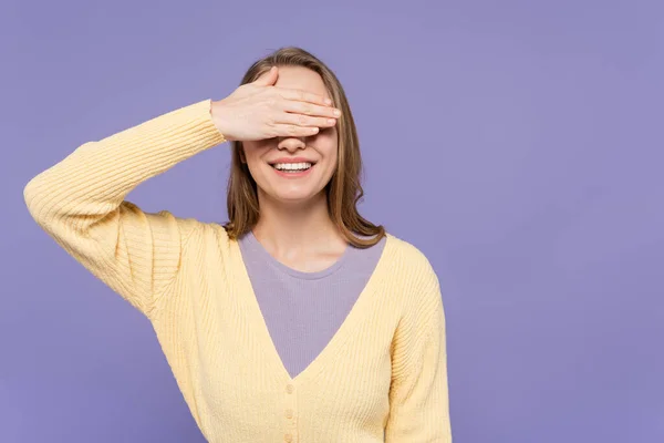 Glückliche Junge Frau Bedeckt Augen Isoliert Auf Lila — Stockfoto