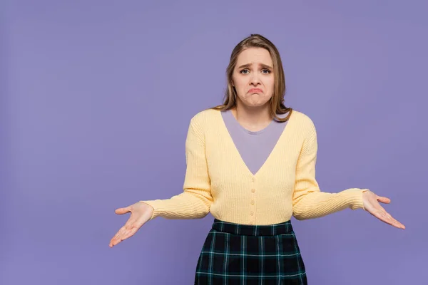 Jovem Mulher Confusa Olhando Para Câmera Enquanto Gesticulando Isolado Roxo — Fotografia de Stock