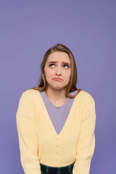 Confusa Giovane Donna Distogliendo Sguardo Isolato Sul Viola — Foto Stock