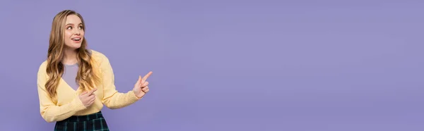 Радостная Молодая Женщина Указывая Пальцами Изолированы Фиолетовый Баннер — стоковое фото