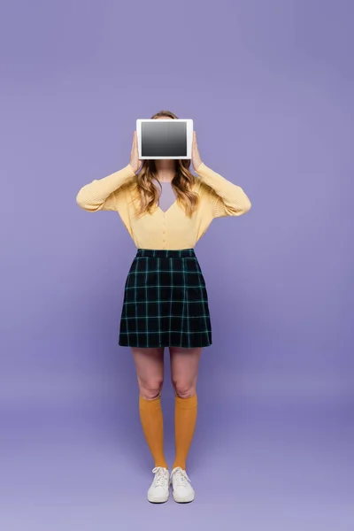 Молодая Женщина Покрывает Лицо Держа Руках Цифровой Планшет Чистым Экраном — стоковое фото