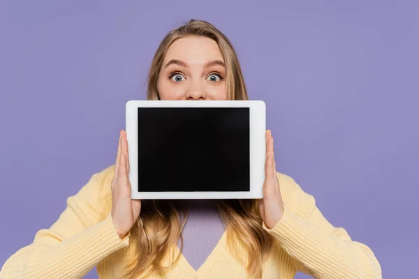 Mladá Žena Zakrývající Ústa Držící Digitální Tablet Prázdnou Obrazovkou Izolovanou — Stock fotografie