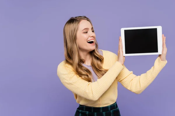 Užaslá Mladá Žena Drží Digitální Tablet Prázdnou Obrazovkou Izolované Fialové — Stock fotografie
