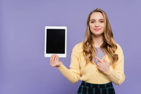Счастливая Молодая Женщина Указывая Цифровой Планшет Чистым Экраном Изолированы Фиолетовый — стоковое фото