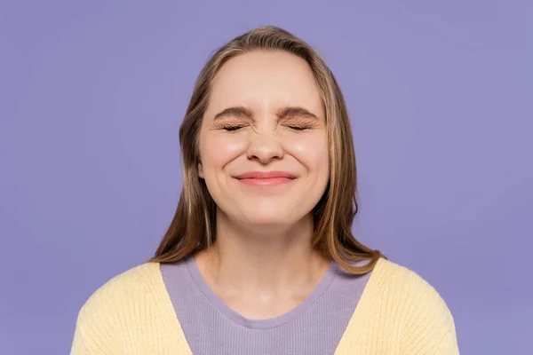 Задоволена Молода Жінка Закритими Очима Ізольована Фіолетовому — стокове фото