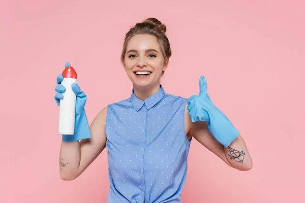 Feliz Mujer Joven Guantes Goma Sosteniendo Botella Ambientador Mostrando Como — Foto de Stock