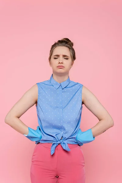 Mujer Joven Disgustado Guantes Goma Pie Con Las Manos Las — Foto de Stock