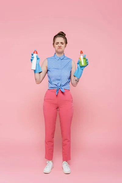 ゴム手袋の不快感の若い女性の完全な長さピンクの空気清浄機と洗剤を保持 — ストック写真