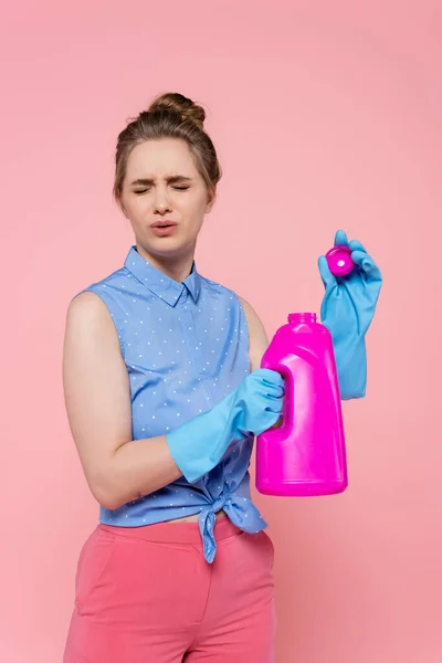 Displeased Young Woman Rubber Gloves Holding Bright Bottle Detergent Isolated — Stock Photo, Image