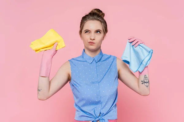 Pensive Jonge Vrouw Rubber Handschoenen Met Blauwe Gele Vodden Geïsoleerd — Stockfoto