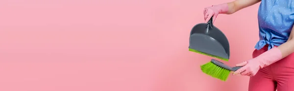 빗자루와 스팬을 배너에 고립된 고무장갑을 여자의 — 스톡 사진