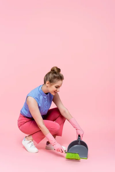 분홍색으로 청소를 빗자루와 스팬을 고무장갑을 여성의 — 스톡 사진