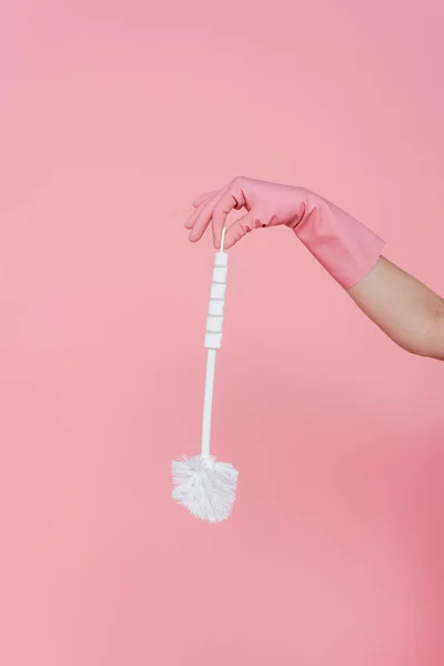 Обрезанный Вид Женщины Резиновой Перчатке Туалетной Щеткой Изолированной Розовый — стоковое фото