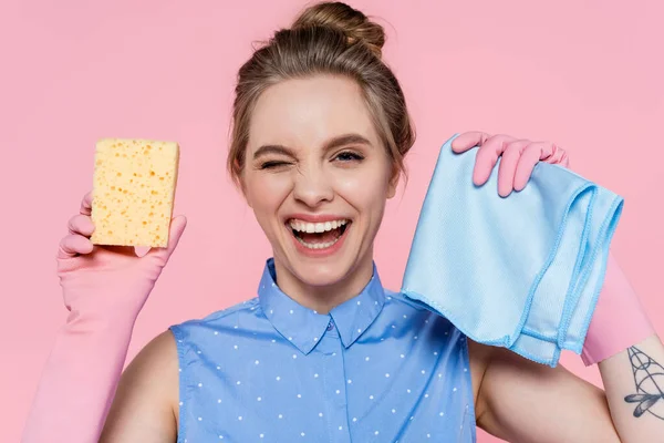 Excited Young Woman Holding Sponge Rag While Winking Isolated Pink — Stock Photo, Image