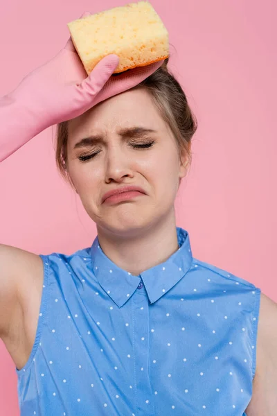 Triste Giovane Donna Che Tiene Spugna Isolata Rosa — Foto Stock